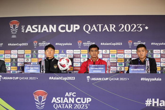 Pelatih timnas Indonesia dan pemain Pratama Arhan, pada sesi jiumpa pers jelang laga melawan Australia, Sabtu (27/1/2024).