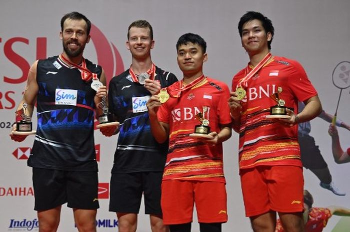 Pasangan ganda putra Indonesia, Leo Rolly Carnando/Daniel Marthin berpose di podium dengan runner-up, Kim Astrup/Anders Skaarup Rasmussen (Denmark) seusai final Indonesia Masters 2024 di Istora Senayan, Jakarta, Minggu (28/1/2024).