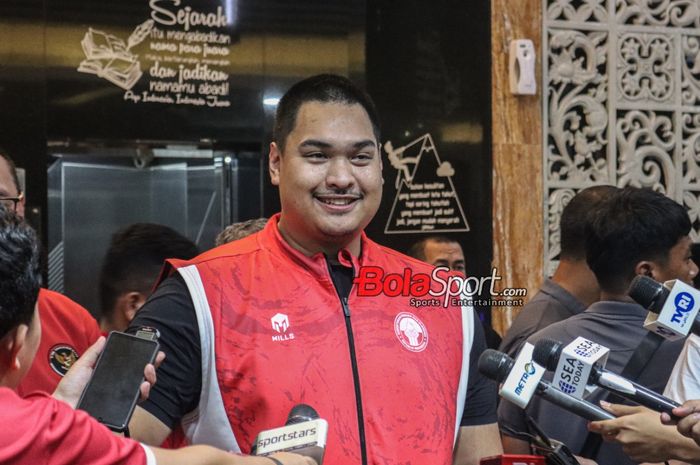 Menteri Pemuda dan Olahraga Republik Indonesia, Dito Ariotedjo, sedang memberikan keterangan kepada awak media di Kantor Kemenpora, Senayan, Jakarta, Minggu (28/1/2024).