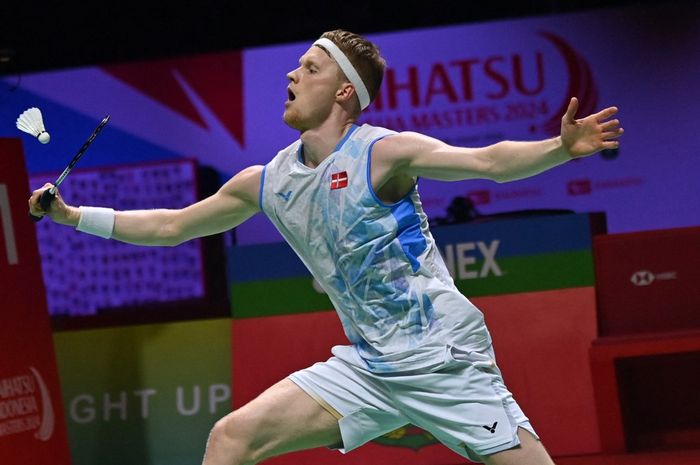 Aksi tunggal putra Denmark, Anders Antonsen, saat tampil pada final Indonesia Masters 2024 di Istora Senayan, Jakarta, 28 Januari 2024.