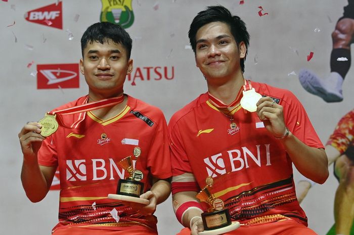 Ganda putra Indonesia, Leo Rolly Carnando/Daniel Marthin, berpose di atas podium setelah menjuarai Indonesia Masters 2024 di Jakarta, Indonesia, 28 Januari 2024.