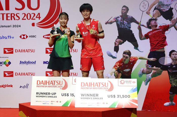 Pebulu tangkis tunggal putri China, Wang Zhi Yi, berpose di podium bersama Nozomi Okuhara (Jepang) seusai final ndonesia Masters 2024 di Istora Senayan, Jakarta, Minggu (28/1/2024).