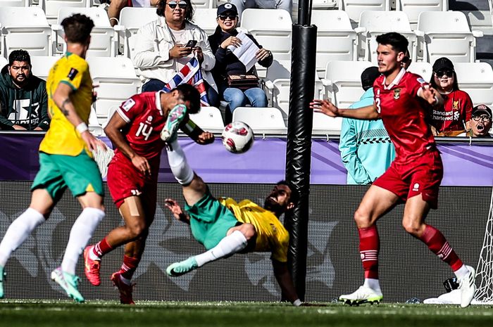 Para pemain timnas Indonesia saat beraksi menghadapi Australia dalam laga babak 16 besar Piala Asia 2023 di Stadion Jassim bin Hamad, Al Rayyan, Minggu (28/1/2024).