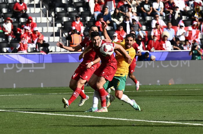 Para pemain timnas Indonesia saat beraksi menghadapi Australia dalam laga babak 16 besar Piala Asia 2023 di Stadion Jassim bin Hamad, Al Rayyan, Minggu (28/1/2024).