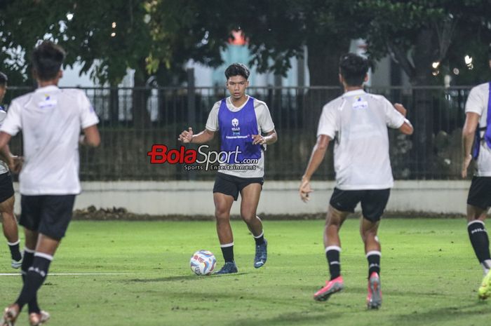 Kadek Arel sedang berlatih bersama timnas U-20 Indonesia di Lapangan A, Senayan, Jakarta, Senin (29/1/2024).