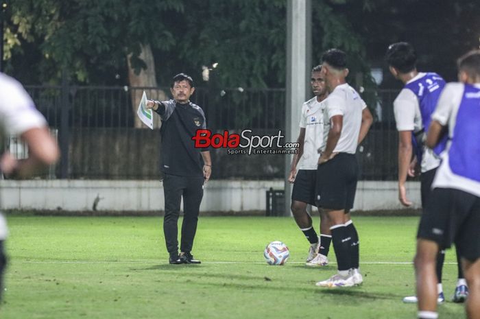 Pelatih timnas U-20 Indonesia, Indra Sjafri, sedang memberikan intruksi kepada para pemainnya berlatih di Lapangan A, Senayan, Jakarta, Senin (29/1/2024).