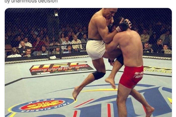 Legenda UFC, Georges St-Pierre (kiri), melakukan debutnya di oktagon pada 31 Januari 2004 dengan menghadapi lawan berbahaya, Karo Parisyan.