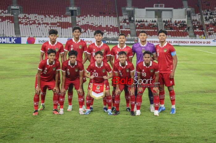 Skuad timnas U-20 Indonesia (skuat timnas U-20 Indonesia) sedang berfoto bersama di Stadion Utama Gelora Bung Karno, Senayan, Jakarta, Jumat (26/1/2024). 