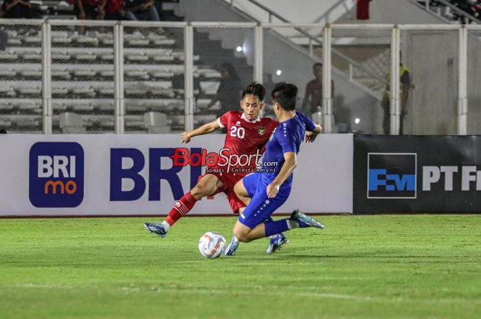 Striker timnas U-20 Indonesia Arlyansyah Abdulmanan (kiri) yang ingin bisa tembus skuad utama Persija.