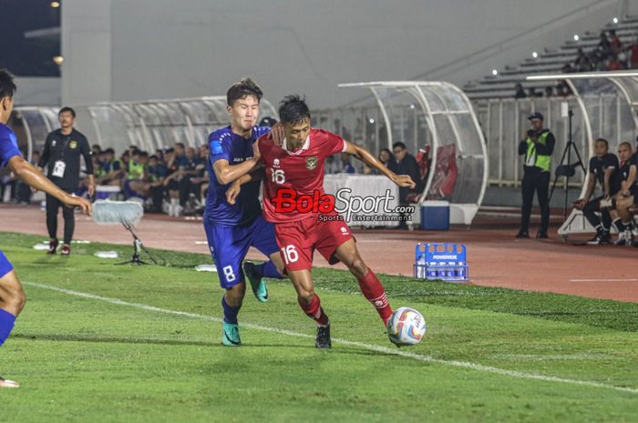 Dony Tri Pamungkas (kanan) sedang menguasai bola dan dibayangi Reimov Mukhammedali (kiri) dalam laga uji coba timnas U-20 Indonesia versus timnas U-20 Uzbekistan di Stadion Madya, Senayan, Jakarta, Selasa (30/1/2023) malam.