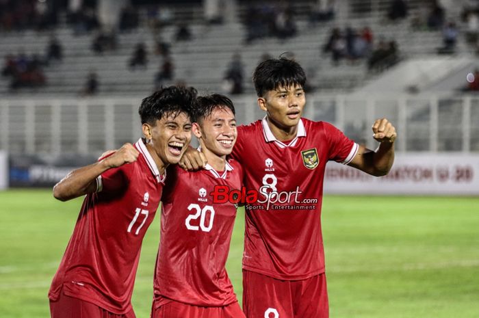 Mufli Hidayat (kiri) dan Arkhan Kaka Putra (kanan) sedang merayakan selebrasi Arlyansyah Abdulmanan (tengah) yang mampu mencetak gol dalam laga uji coba timnas U-20 Indonesia versus timnas U-20 Uzbekistan di Stadion Madya, Senayan, Jakarta, Selasa (30/1/2023) malam.