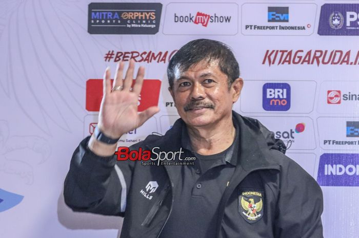 Pelatih timnas U-20 Indonesia, Indra Sjafri, sempat melambaikan tangan sebagai tanda salam kepada awak media di Stadion Madya, Senayan, Jakarta, Selasa (30/1/2023) malam.