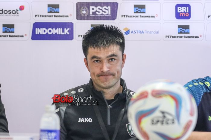 Pelatih timnas U-20 Uzbekistan, Nishonov Farkhod, sedang memberikan keterangan kepada awak media di Stadion Madya, Senayan, Jakarta, Selasa (30/1/2023) malam.