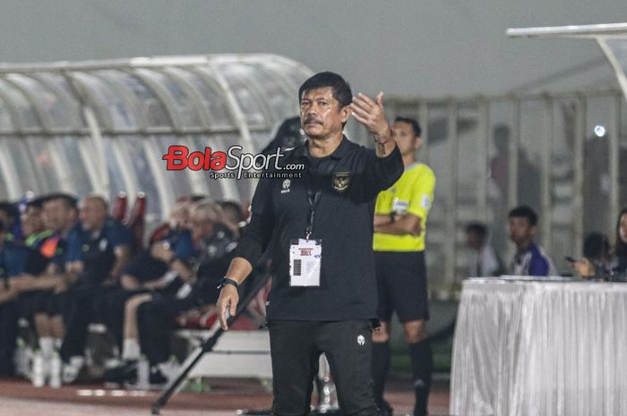 Pelatih timnas U-20 Indonesia, Indra Sjafri, sedang memberikan intruksi kepada para pemainnya saat bertanding di Stadion Madya, Senayan, Jakarta, Selasa (30/1/2023) malam.