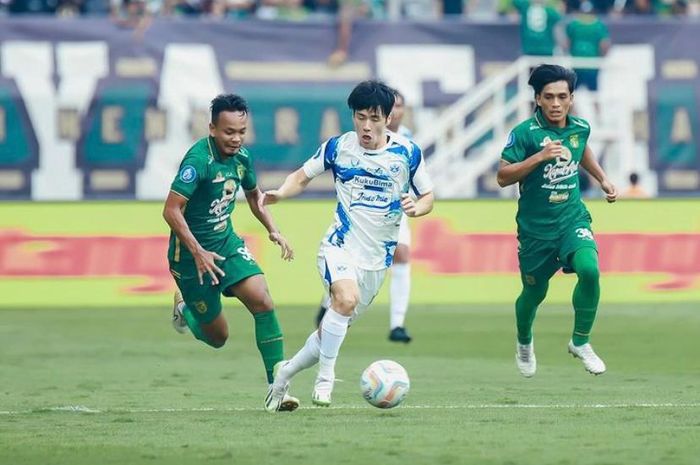 Duel Persebaya vs PSIS pada laga tunda pekan ke-20 Liga 1 2023/2024 di Stadion Gelora Bung Tomo (GBT), Surabaya, Jawa Timur, Selasa (30/1/2024).