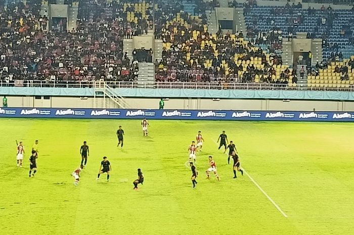 Duel Persis Solo vs Madura United pada laga tunda pekan ke-21 Liga 1 2023/2024 di Stadion Manahan, Surakarta, Selasa (30/1/2024).