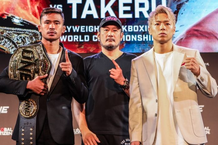 Superlek Kiatmoo9, Chatri Sityodtong, dan Takeru Segawa pada sesi face-off ONE 165. 