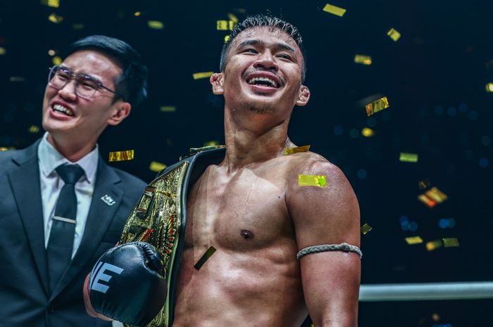 Superlek Kiatmoo9 mempertahankan sabuk juara kelas terbang kickboxing ONE Championship miliknya setelah mengalahkan Takeru Segawa di ONE 165.