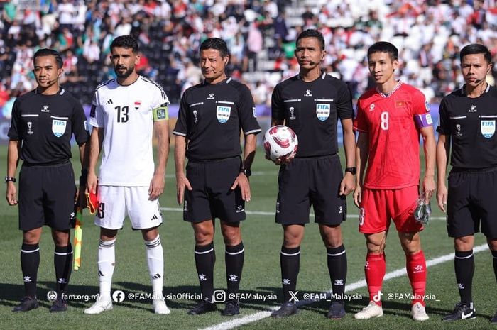 Nazmi Nasaruddin (ketiga dari kanan) bersama Zairul (kanan) dan Arif Shamil (kiri) menjadi wasit dalam laga Irak melawan Vietnam.