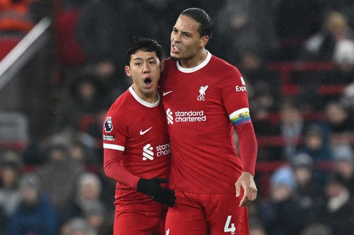 Wataru Endo (kiri) bersama Virgil van Dijk saat merayakan gol Liverpool. Juergen Klopp mengaku beruntung bisa mendapatkan Endo meski tidak jadi merekrut Jude Bellingham pada musim panas 2023 lalu.