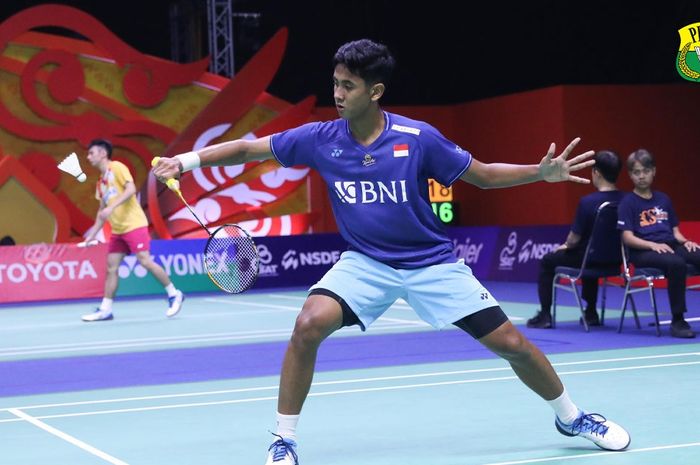 Tunggal putra Indonesia, Alwi Farhan, mencoba mengembalikan bola saat tampil pada babak pertama Thailand Masters 2024 di Bangkok, Thailand, 31 Januari 2024.