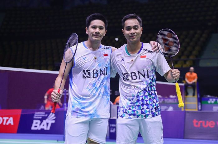 Ganda putra Indonesia, Rahmat Hidayat/Yeremia Erich Yoche Yacob Rambitan berpose setelah memastikan kemenangan babak 32 besar Thailand Masters 2024 di Nimibutr Arena, Bangkok, Thailand, Rabu (31/1/2024)