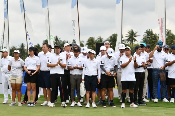 Para peserta saat mengikuti sesi foto dalam turnamen PRO-AM CEO Golf Hub di Damai Indah Golf PIK Course, Jakarta Utara, Selasa (30/1/2024). PRO-AM CEO Golf Hub merupakan rangkaian penutup dari acara KOMPAS100 CEO Forum Powered by PLN di tahun ke-14. 