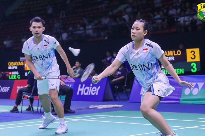 Aksi ganda campuran Indonesia, Rinov Rivaldy/Pitha Haningtyas Mentari, saat tampil pada babak pertama Thailand Masters 2024 di Bangkok, Thailand, 31 Januari 2024.