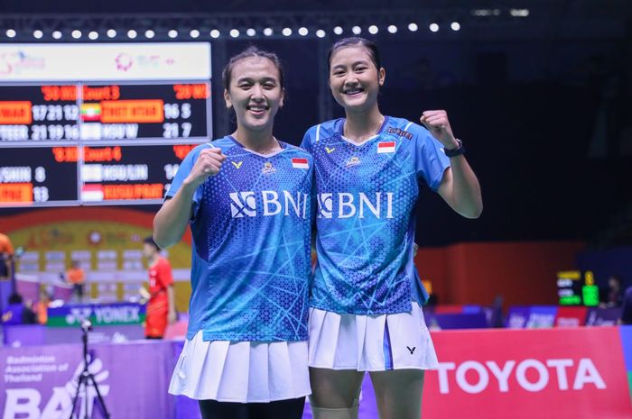 Pasangan ganda putri Indonesia, Febriana Dwipuji Kusuma/Amalia Cahaya Pratiwi berpose usai pastikan kemenangan babak 16 besar Thailand Masters 2024 di Nimibutr Arena, Bangkok, Thailand, Kamis (1/2/2024).