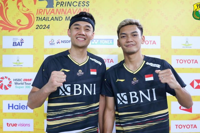 Ganda putri Indonesia, Bagas Maulana dan Muhammad Shohibul Fikri, merayakan kemenangan mereka pada babak kedua Thailand Masters 2024 di Bangkok, Thailand, 1 Februari 2024,