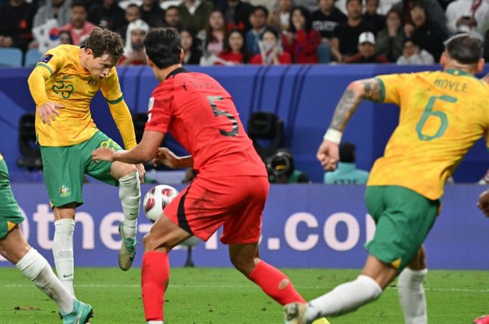Penyerang Australia Craig Goodwin menembak untuk mencetak gol pertama timnya dalam laga perempat final Piala Asia 2023 antara Australia Vs Korea Selatan di Stadion Al-Janoub di al-Wakrah, pada Jumat, 2 Februari 2024.