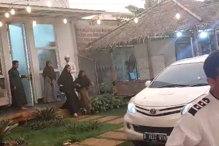 Oki Setiana Dewi, kakak Ria Ricis pilih bungkam di tengah proses perceraian sang adik dengan Teuku Ryan.