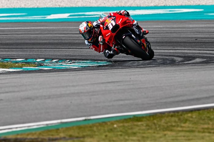 Pembalap debutan MotoGP 2024, Pedro Acosta (Red Bull GASGAS Tech3) saat menjalni sesi shakedown test MotoGP 2024 di Sirkuit Sepang, Malaysia, Kamis (1/2/2024).