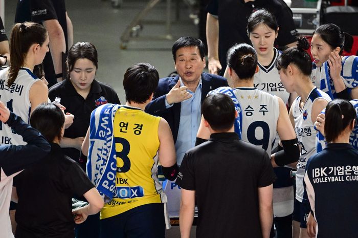 Pelatih Hwaseong IBK Altos, Kim Ho-chul,  kecewa setelah timnya kalah di laga pertama KOVO Cup 2024