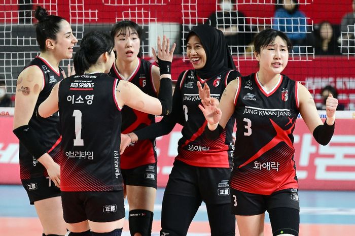 Pemain Daejeon JungKwanJang Red Sparks, dari kiri: Giovanna Milana, Lee So-young, Jung Ho-young, Megawati Hangestri Pertiwi, dan Yeum Hye-seon melakukan selebrasi saat laga menghadapi Hwaseong IBK Altos di Liga Voli Korea, Kamis, 1 Februari 2024