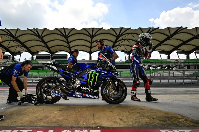 Pembalap Monster Energy Yamaha, Fabio Quartararo, turun dari motornya setelah menyelesaikan putaran dalam tes shakedown di Sirkuit Sepang, Sepang, Malaysia, 2 Februari 2024.