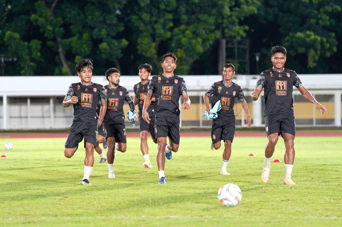 Para pemain Malut United FC dalam latihan resmi sebelum melawan Deltras FC di laga terakhir Grup Y Liga 2, Jumat (2/2/2024) di Stadion Madya, Jakarta.