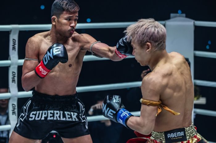 Superlek Kiatmoo9 (kiri) bicara soal laganya kontra Takeru Segawa di ONE 165. 