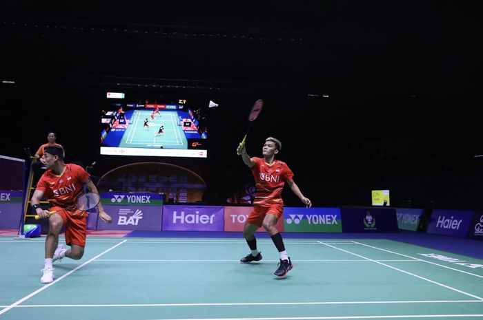 Aksi ganda putra Indonesia, Muhammad Shohibul Fikri/Bagas Maulana pada babak semifinal Thailand Masters 2204 di Nimibutr Arena, Bangkok, Thailand, Sabtu (3/2/2024).