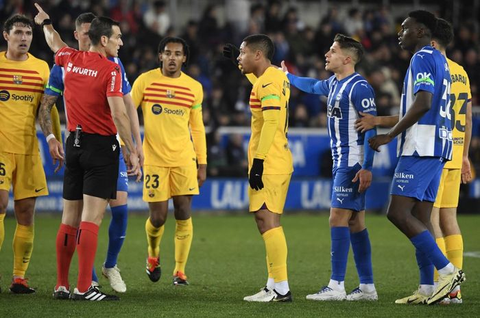 Penyerang muda Barcelona, Vitor Roque, mendapat kartu merah pada laga Liga Spanyol melawan Alaves di Stadion Mendizorroza, Sabtu (3/2/2024).