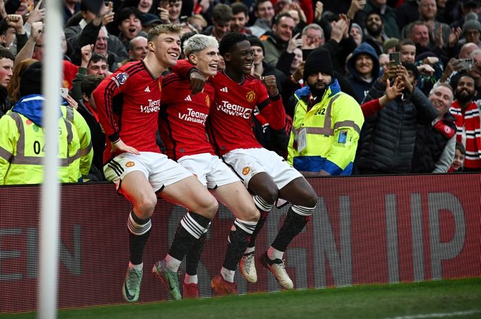 Tiga pemain muda Manchester United (kiri-kanan), Rasmus Hojlund, Alejandro Garnacho, dan Kobbie Mainoo, yang dinilai akan menjadi pemain kunci pada masa depan.