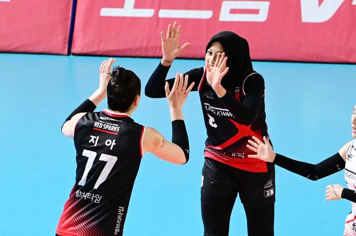 Megawati Hangestri dan Gia (Giovanna Milana) meroket pada putaran kelima Liga Voli Korea 2023-2024 di Daejeon Chungmu Gymnasium, Daejeon, Korea Selatan, Minggu (4/2/2024).