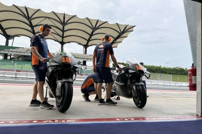 Motor adik Valentino Rossi, Luca Marini saat dipersiapkan kru Repsol Honda pada sesi tes Shakedown MotoGP 2024, di Sirkuit Sepang, Malaysia, Sabtu (3/2/2024).