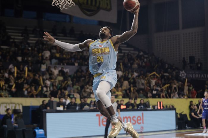 Pemain asing Kesatria Bengawan Solo, Kentrell Debarus Barkley, pada laga melawan Rans Simba Bogor pada lanjutan IBL 2024 di GOR Sritex Arena, Surakarta, Jawa Tengah, Minggu, 4 Februari 2024