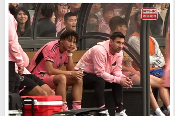 Lionel Messi hanya nonton di pinggir lapangan saat Inter Miami kalahkan tim Hong Kong XI pada laga uji coba (4/2/2024), fan minta uang kembali.