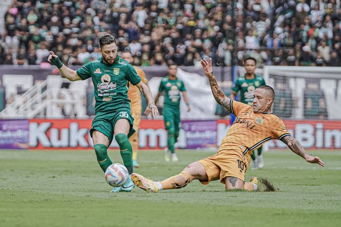 Duel Robson Duarte dan Radja Nainggolan pada laga lanjutan pekan ke-24 Liga 1 2023/2024 antara Persebaya Surabaya vs Bhayangkara FC di Stadion Gelora Bung Tomo, Surabaya, Minggu (4/2/2024) sore WIB