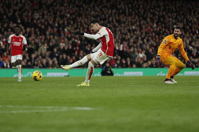 Blunder kacau Alisson Becker bikin Arsenal cetak gol lewat Gabriel Martinelli dan kalahkan Liverpool dalam laga Liga Inggris di Stadion Emirates, London (4/2/2024).