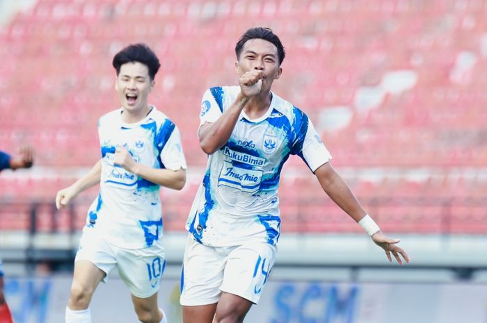 Pemain PSIS Semarang Riyan Ardiansyah dan Taisei Marukawa saat melakukan selebrasi seusai mencetak gol ke gawang Arema FC dalam laga pekan ke-24 Liga 1 di Stadion Kapten I Wayan Dipta, Gianyar, Bali, Senin (5/2/2024).