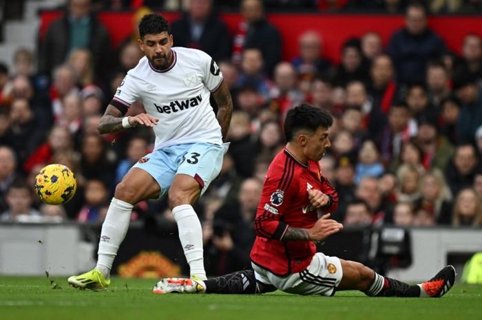 Lisandro Martinez (kanan) mengalami cedera saat Manchester United mengalahkan West Ham United pada Liga Inggris 2023-2024.