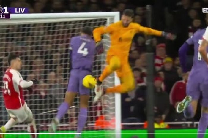 Blunder kacau Alisson Becker-Virgil van Dijk bikin Arsenal cetak gol lewat Gabriel Martinelli dan kalahkan Liverpool dalam laga Liga Inggris di Stadion Emirates, London (4/2/2024).